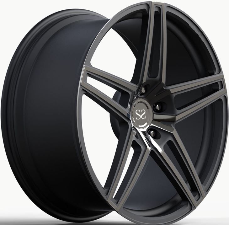 Czarne, błyszczące, frezowane okna kute felgi